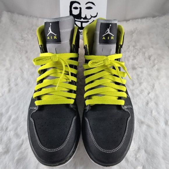 Air Jordan Retro 1 - Black Cyber - Picture 2 of 8